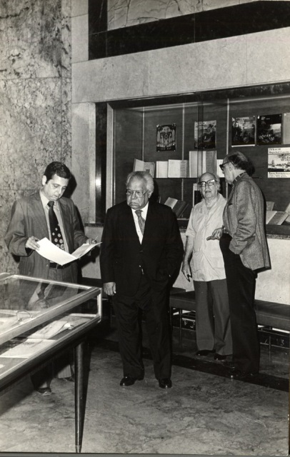 Foto de Augier conversa con el director de la Biblioteca, doctor Julio Le Riverend durante la visita de Nicolás Guillén, 3 de marzo de 1981. Colección BNJM. 